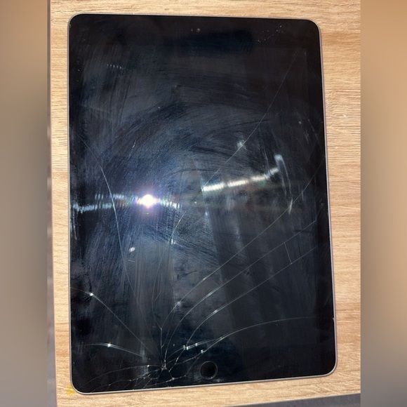 iPad 6th Generation 128GB - Picture 6 of 7